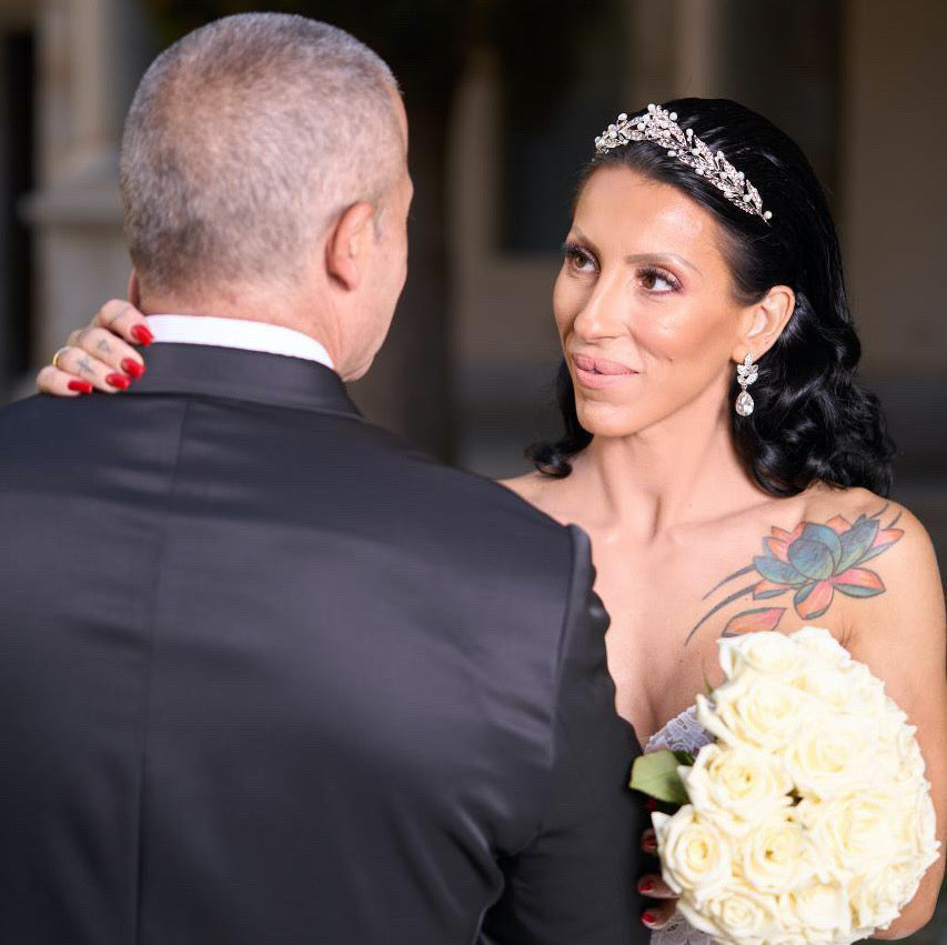 Alba R. con la Tiara de Novia Persephone - Odilia Bridal