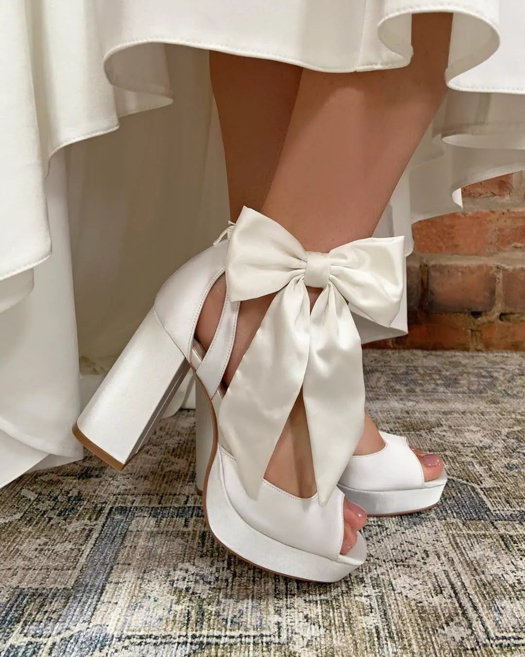 Sandalias de novia Camden en satén marfil, con plataforma, tacón alto de bloque, puntera cuadrada moderna y lazo extragrande desmontable para un look sofisticado y versátil.