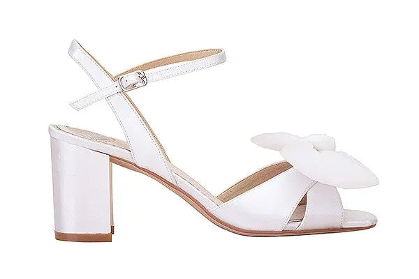 Sandalias de novia Georgia en satén marfil con tiras cruzadas, tacón bloque de 7 cm y lazo de tul desmontable para un look elegante y versátil.