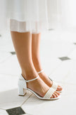 Sandalias de novia Lauren en satén ivory con adorno de perlas, tacón de bloque de 6 cm, cómodas y elegantes para bodas en verano o al aire libre.