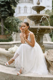 Sandalias de novia Lauren en satén ivory con adorno de perlas, tacón de bloque de 6 cm, cómodas y elegantes para bodas en verano o al aire libre.