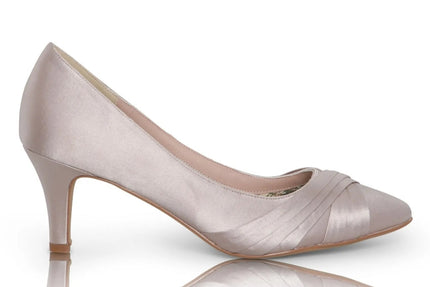 Zapatos de fiesta Sally en satén taupe plisado con tacón fino y punta elegante, ideales para bodas y eventos especiales.