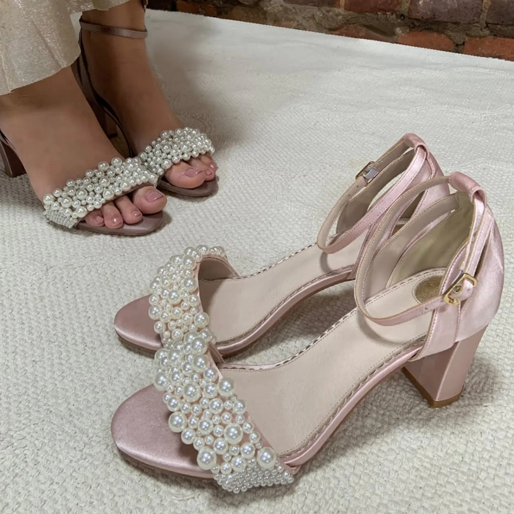 zapatos de fiesta Sandalias de fiesta Carrie en satén rosa blush con perlas y tacón bloque, elegantes y cómodas, ideales para bodas y eventos especiales.