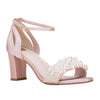 zapatos de fiesta Sandalias de fiesta Carrie en satén rosa blush con perlas y tacón bloque, elegantes y cómodas, ideales para bodas y eventos especiales.