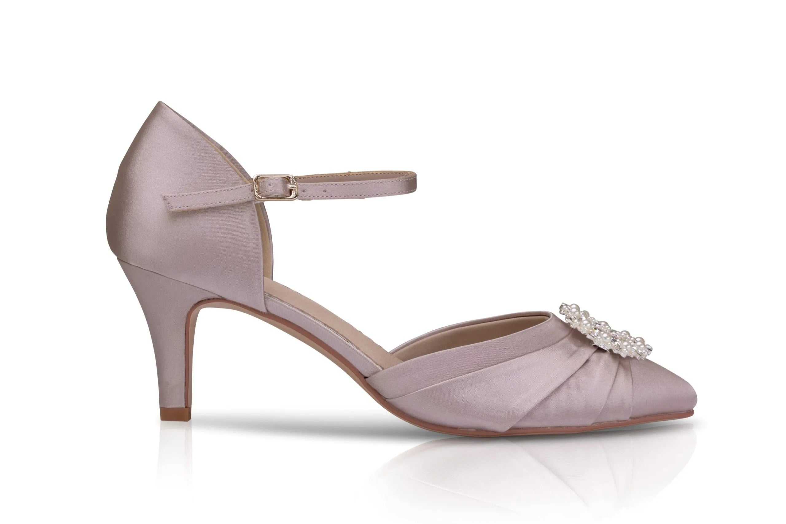 Zapatos fiesta Tacones elegantes Kitty en satén taupe con broche vintage de diamanté y perlas, ideales para bodas y eventos especiales.