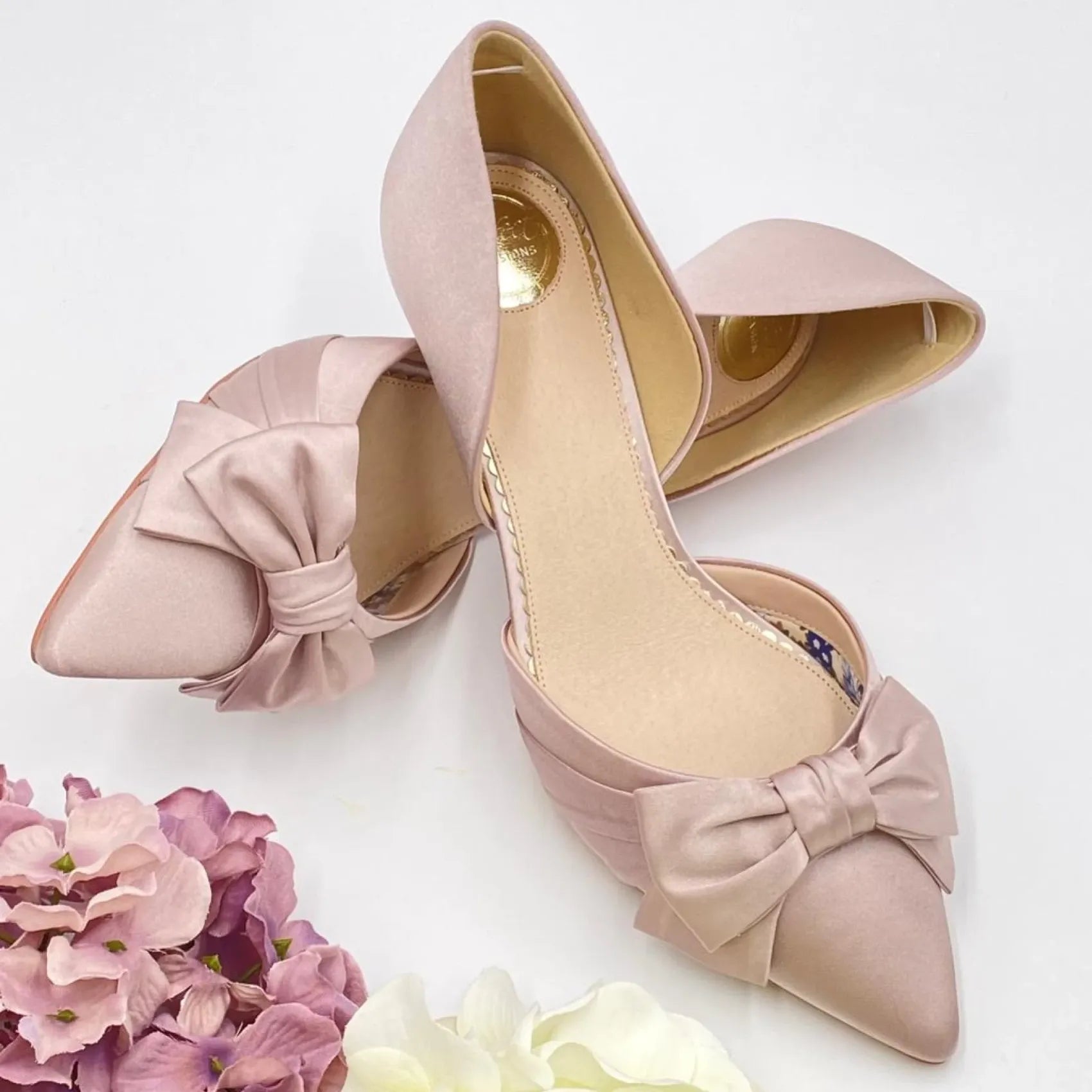 Zapatos de fiesta Margo en satén plisado con lazo estructurado, perfectos para bodas y eventos elegantes.