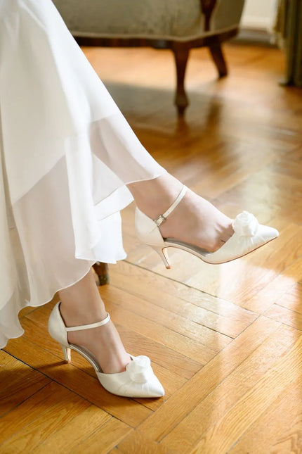 Zapatos de novia Juliet en satén ivory con adorno de rosa, tacón de 7,5 cm, elegantes y cómodos para un look sofisticado y romántico.