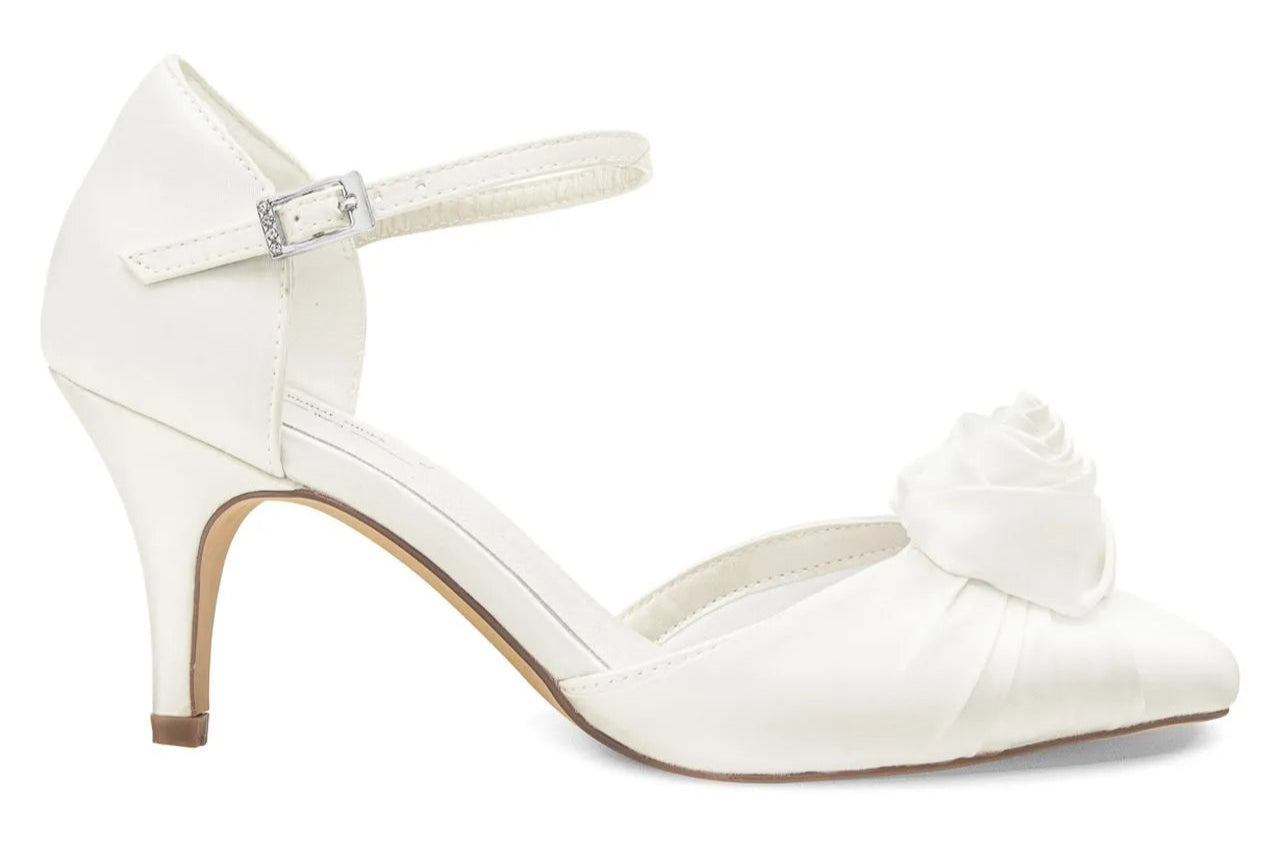 Zapatos de novia Juliet en satén ivory con adorno de rosa, tacón de 7,5 cm, elegantes y cómodos para un look sofisticado y romántico.