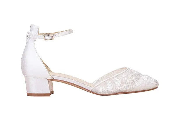 Zapatos de novia London en encaje floral marfil semitransparente y satén, con tacón bajo de bloque y correa ajustable para un look romántico y cómodo.