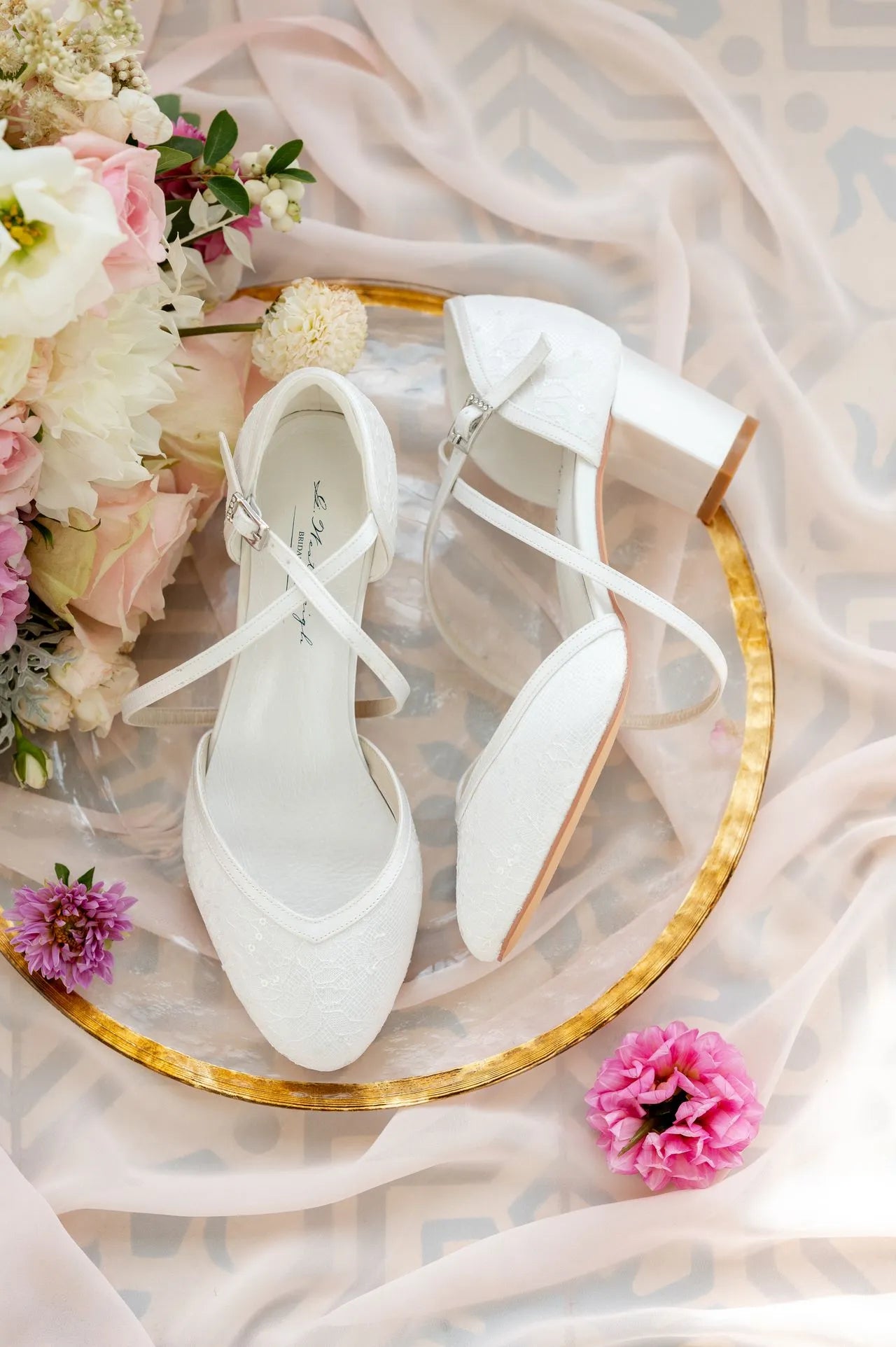 Zapatos de novia Lucy en satén ivory con encaje y lentejuelas, tacón de bloque de 6,8 cm, estilo moderno y cómodo para novias elegantes.