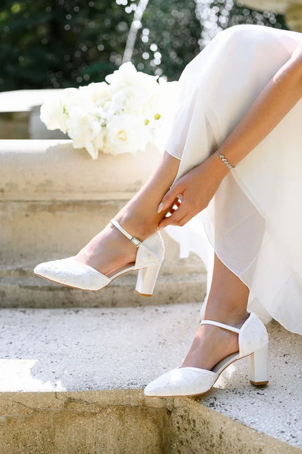 Zapatos de novia blancos con tacón medio y encaje, perfectos para bodas elegantes