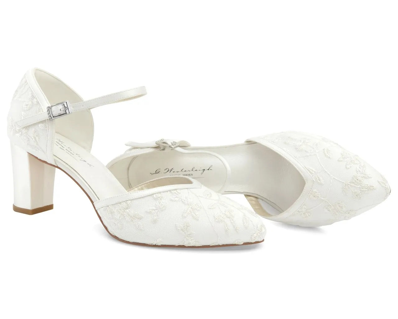 Zapatos de novia blancos con tacón medio y encaje, perfectos para bodas elegantes