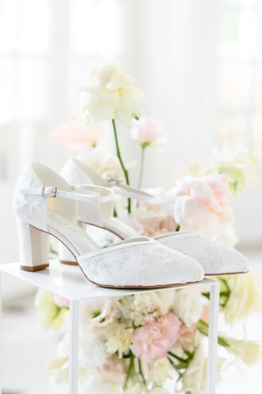 Zapatos de novia blancos con tacón medio y encaje, perfectos para bodas elegantes