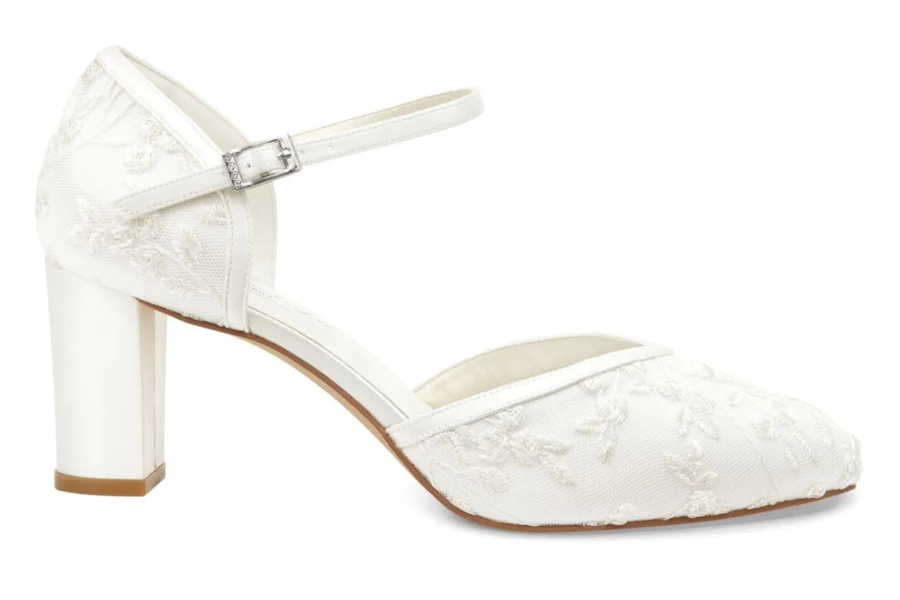 Zapatos de novia blancos con tacón medio y encaje, perfectos para bodas elegantes